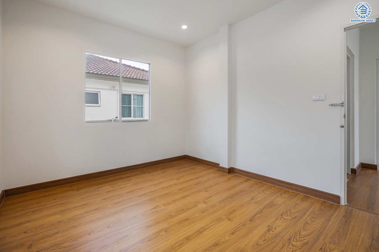 บ้านมือสองตกแต่งใหม่ ม.ชลลดา วัดลาดปลาดุก หลังมุม คุณภาพระดับ L&H บนเนื้อที่ 57.6 ตร.ว. ฟังก์ชัน 3 ห้องนอน 2 ห้องน้ำ 2 ที่จอดรถ บนทำเลศักยภาพ เพียง 15 นาทีถึง เซ็นทรัลเวสท์เกต ใกล้รถไฟฟ้าสายสีม่วง "สถานีคลองบางไผ่"...